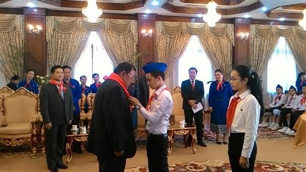 Une délégation d'enfants vietnamiens reçue par le président laotien - ảnh 1